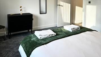 1 dormitorio, tabla de planchar con plancha, wifi y ropa de cama