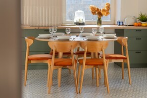Apartment, 2 Schlafzimmer, Küche | Eigene Küche | Mikrowelle, Ofen, Geschirrspüler, Wasserkocher mit Kaffee-/Teezubehör