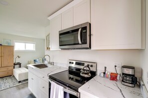 Apartment (0 Bedroom) | Interior - Port Orchard Guest House - Walk to Bay Street! (Port Orchard)