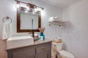 Bathroom - Willis Cabin on 6 Acres - Close to the Lake! (Willis)