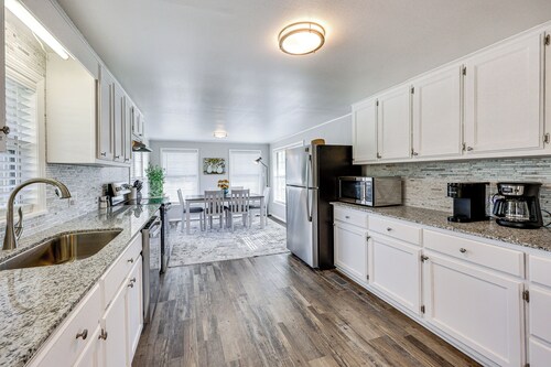 New Blaine Getaway - Walk to Lake Dardanelle!