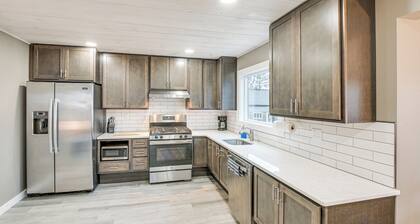 Cozy Maine Getaway: Covered Deck, Walk to Beach!