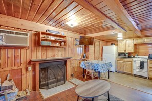 Microwave, oven, stovetop, cookware/dishes/utensils - Laconia Cabin w/ Grill: 2 Mi to Weirs Beach! (Laconia)