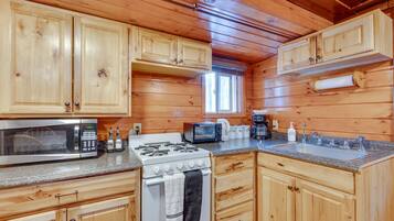 House (1 Bedroom) | Private kitchen | Microwave, oven, stovetop, cookware/dishes/utensils