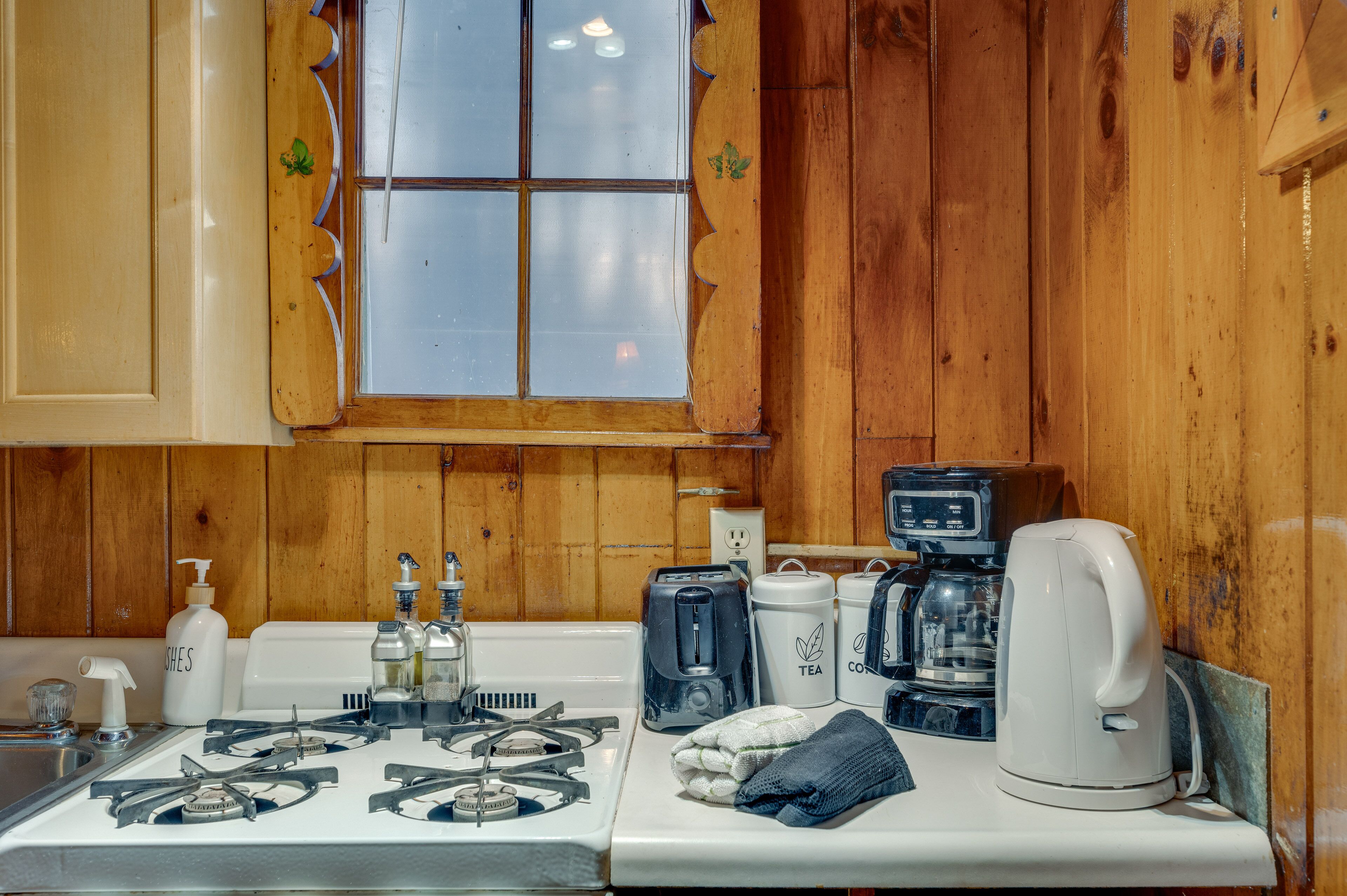 Microwave, oven, stovetop, cookware/dishes/utensils