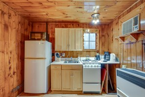 Microwave, oven, stovetop, cookware/dishes/utensils - Cozy Laconia Studio w/ Pool Access - 2 Mi to Lake! (Laconia)