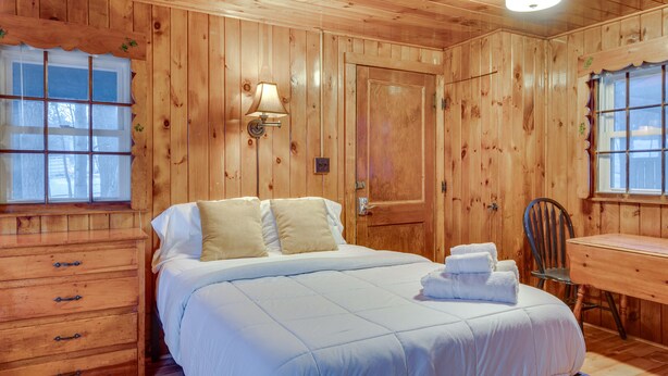 Tabla de planchar con plancha y ropa de cama 