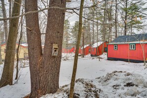 Property grounds - Cozy Laconia Studio w/ Pool Access - 2 Mi to Lake! (Laconia)