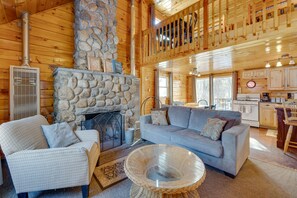 TV, fireplace - Cozy Laconia Cabin, Close to Winnipesaukee Pier! (Laconia)