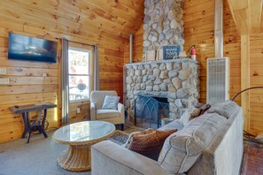 TV, fireplace - Cozy Laconia Cabin, Close to Winnipesaukee Pier! (Laconia)