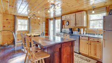 House (3 Bedrooms) | Private kitchen | Microwave, oven, stovetop, dishwasher