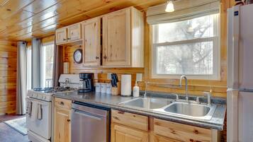 House (3 Bedrooms) | Private kitchen | Microwave, oven, stovetop, dishwasher