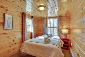 House (3 Bedrooms) - Cozy Laconia Cabin, Close to Winnipesaukee Pier! (Laconia)