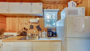 House (1 Bedroom) | Private kitchen | Microwave, oven, stovetop, cookware/dishes/utensils - Laconia Vacation Rental Near Lake Winnipesaukee! (Laconia)