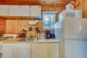 Nhà (1 Bedroom) | Bếp riêng | Lò vi sóng, lò nướng, bếp nấu, dụng cụ nấu nướng/bát dĩa/dao nĩa 