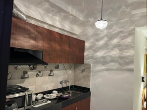 Kylskåp, mikrovågsugn, ugn och spishäll