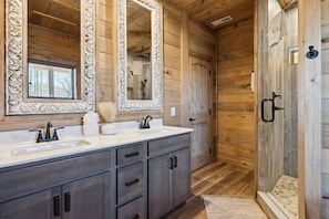 Cabin, 3 Bedrooms | Bathroom | Towels