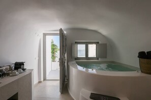 Junior Suite with hammam (Caldera View and Indoor Hot tub) | Utsikt fra rommet