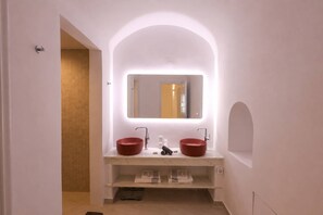 Villa – superior (Caldera view, Indoor/Outdoor Hot Tub) | Bad | Dusj, dusjhode med hydromassaje, toalettartikler (inkludert) og hårføner