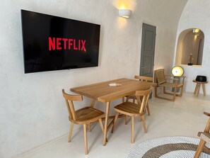 Premium-Suite (Caldera view, Indoor/Outdoor Hot Tub) | Fernseher