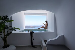 Superior Suite (Caldera view with Outdoor Hot Tub) | Sengetøy av topp kvalitet, dundyner, individuelt innredet og sengetøy