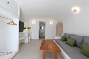 Deluxe Double Room (Caldera view) | Bed sheets - Dagaz Suites (Santorini)