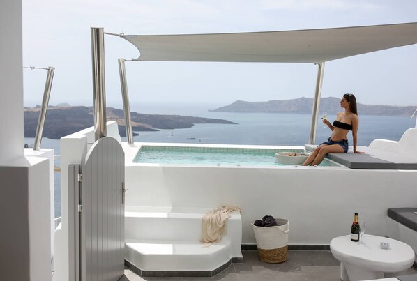 Villa – superior (Caldera view, Indoor/Outdoor Hot Tub) | Terrasse/patio