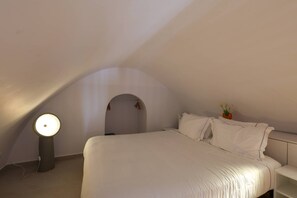 Superior Villa (Caldera view, Indoor/Outdoor Hot Tub) | Bed sheets - Dagaz Suites (Santorini)