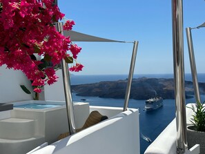 Outdoor spa tub - Dagaz Suites (Santorini)