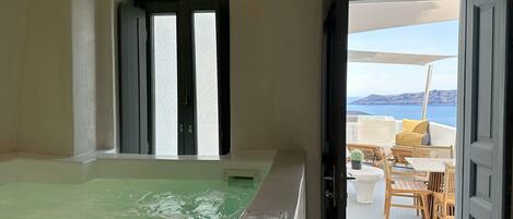 Premium-sviitti (Caldera view, Indoor/Outdoor Hot Tub) | Näkymä parvekkeelta