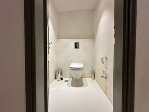 尊榮套房 (Caldera view, Indoor/Outdoor Hot Tub) | 浴室 | 淋浴設備、吹風機、拖鞋、毛巾