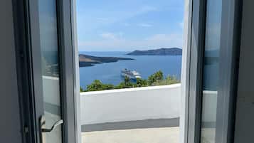 Superior Suite (Caldera View and Indoor Hot tub) | Bed sheets