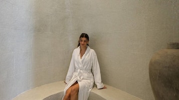Junior Suite with hammam (Caldera View and Indoor Hot tub) | Servizio della camera