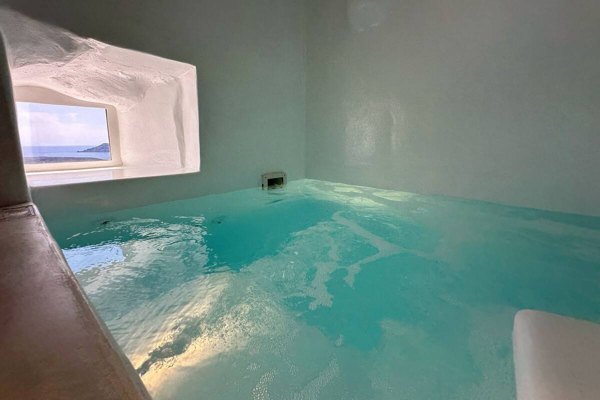 Superior Suite (Caldera View and Indoor Hot tub) | Jetted bathtub