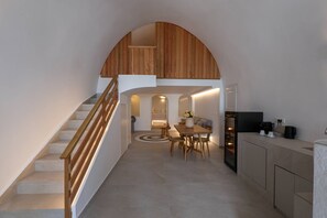 Villa superior (Caldera view, Indoor/Outdoor Hot Tub) | Área de sala de estar