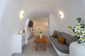 Superior Suite (Caldera view with Outdoor Hot Tub) | Living area - Dagaz Suites (Santorini)