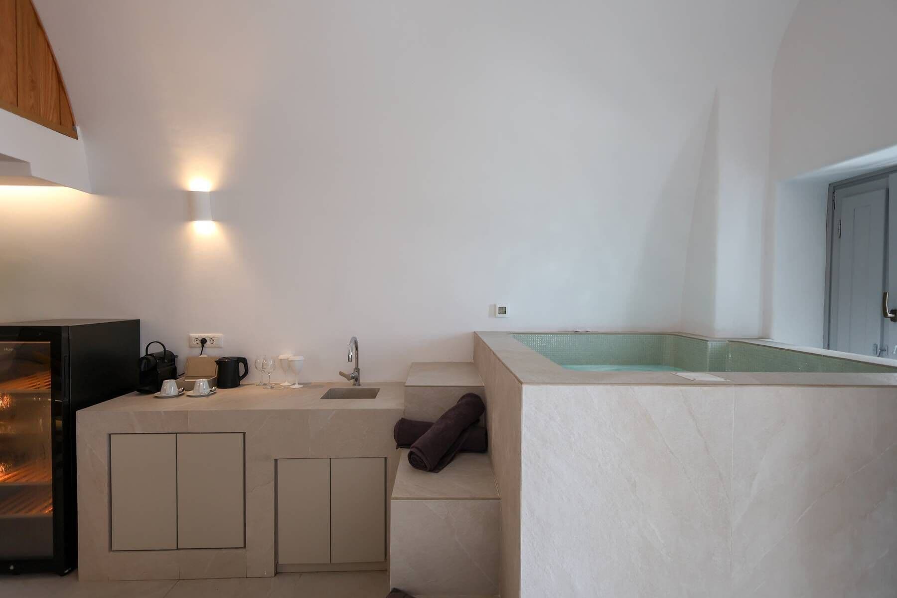 Villa supérieure (Caldera view, Indoor/Outdoor Hot Tub) | Literie de qualité, couette en duvet, ameublement unique