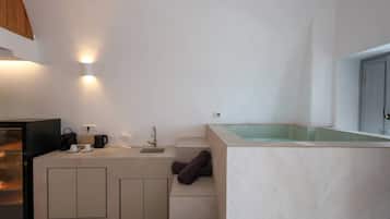 Villa supérieure (Caldera view, Indoor/Outdoor Hot Tub) | Literie de qualité, couette en duvet, ameublement unique