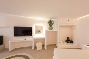 Superior Suite (Caldera view with Outdoor Hot Tub) | Bed sheets - Dagaz Suites (Santorini)