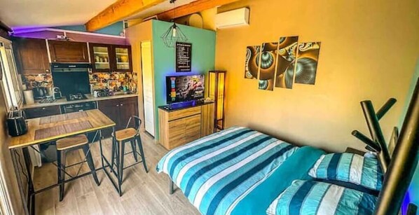 4 bedrooms, iron/ironing board, WiFi