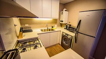 Réfrigérateur, micro-ondes, four, cafetiÚre/bouilloire