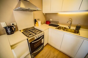 Een koelkast, een magnetron, een oven, een koffiezetapparaat/waterkoker