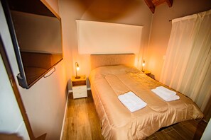 2 bedrooms, travel cot, free WiFi, bed sheets