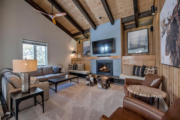 Smart TV, fireplace