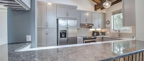 Jääkaappi, mikroaaltouuni, uuni, liesi