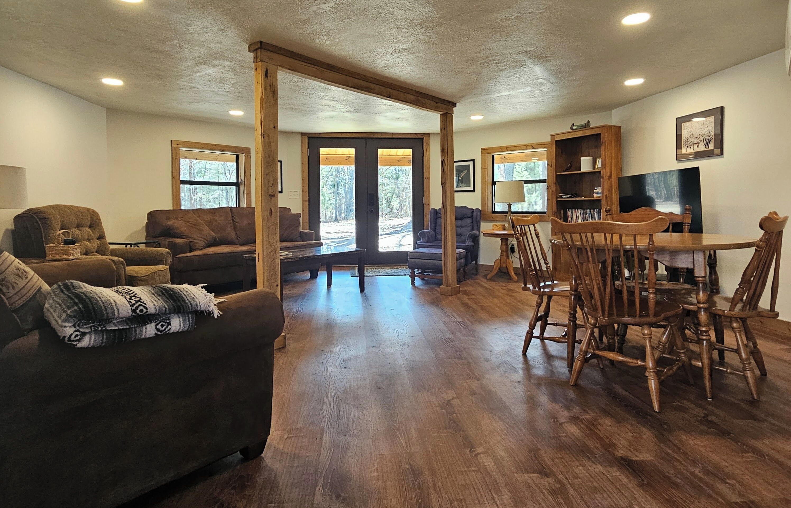 テレビ、暖炉、DVD プレーヤー、書庫