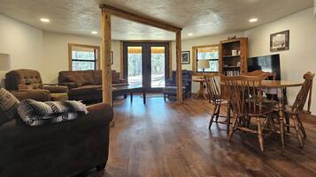 TV, caminetto, lettore DVD, libri