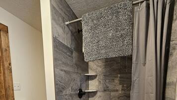 Dusch, hårtork, handdukar och tvål