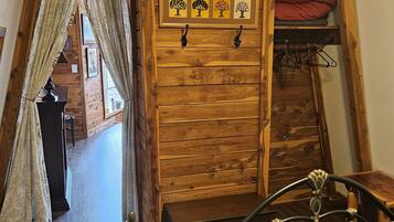 2 sovrum, skrivbord, strykjärn/strykbräda och gratis wi-fi