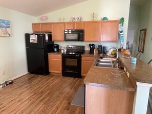 Refrigerador, microondas, horno y parrilla de estufa 